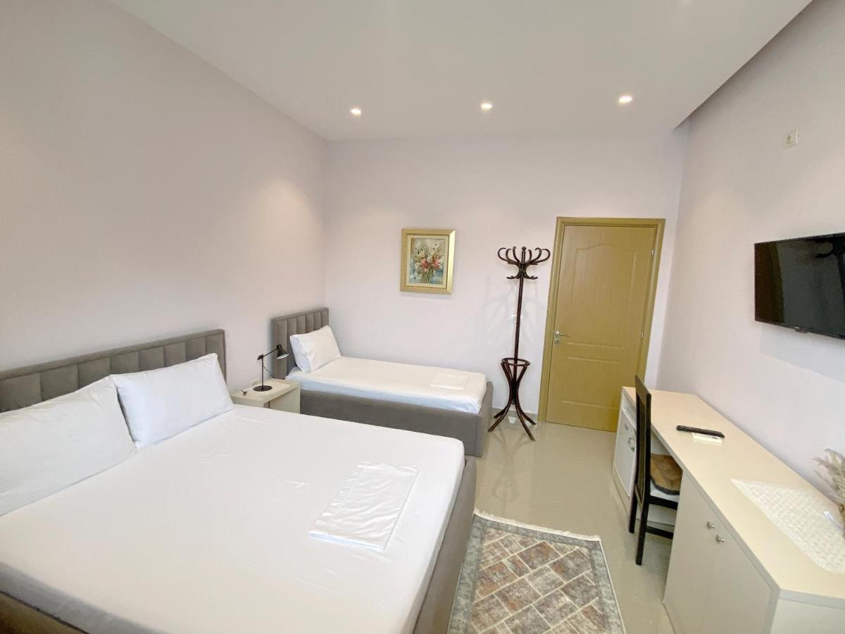 Guesthouse Niko Berat Esterno foto