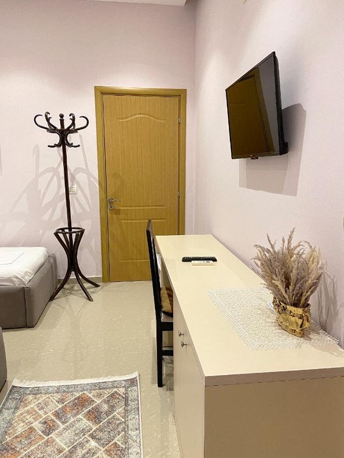 Guesthouse Niko Berat Esterno foto