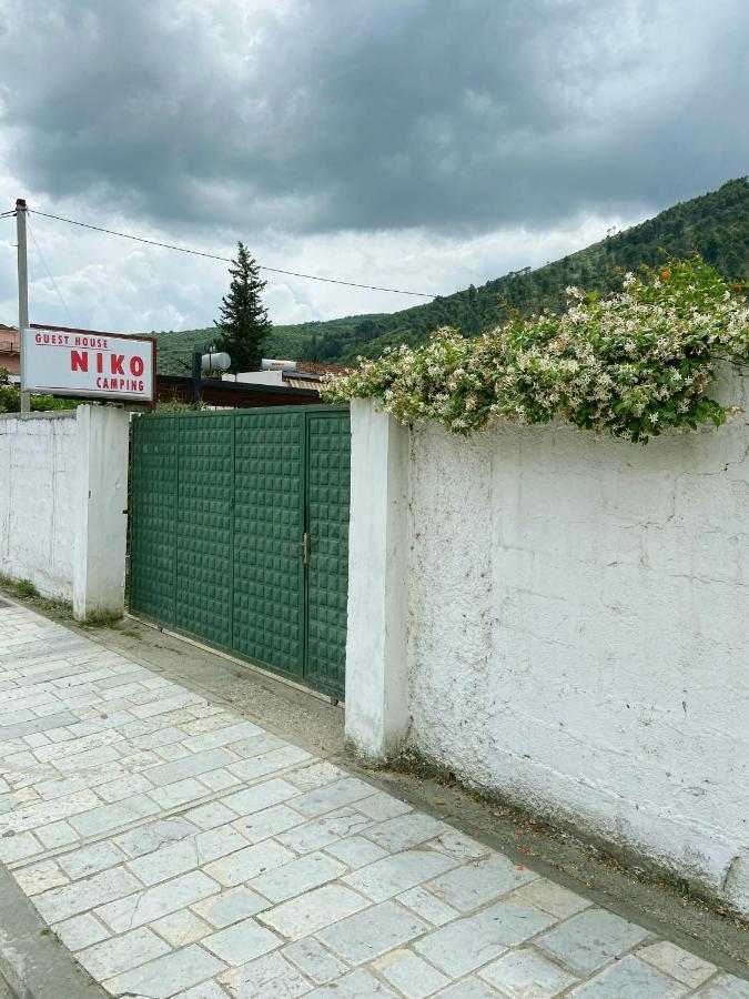 Guesthouse Niko Berat Esterno foto