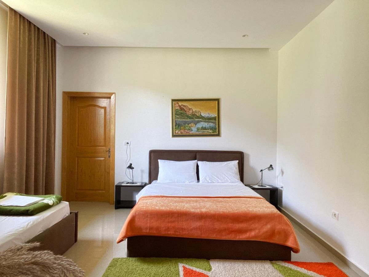 Guesthouse Niko Berat Esterno foto